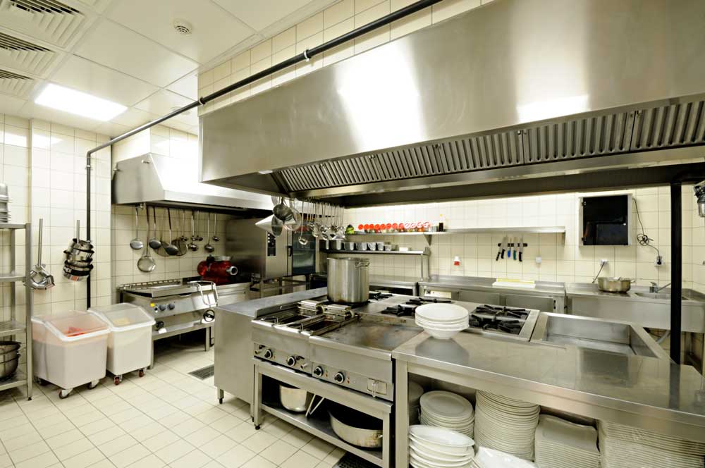 Restaurangkök inrett i stål och gråa färger